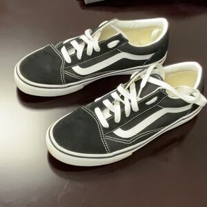 VANS us juniors 7

BRAND NEW IN BOX